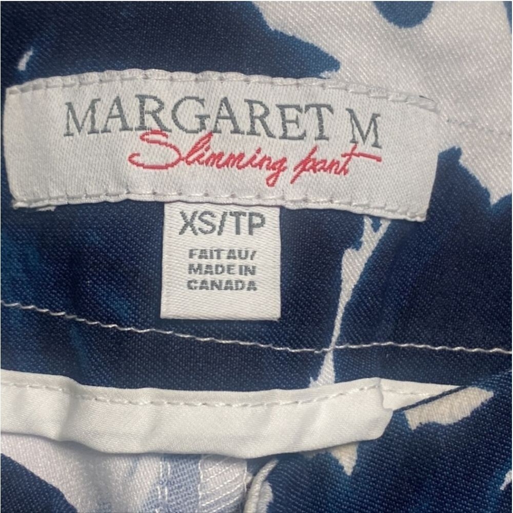 Margaret M Slimming Navy Blue & White Floral Shorts Women Size XS - Picture 4 of 10